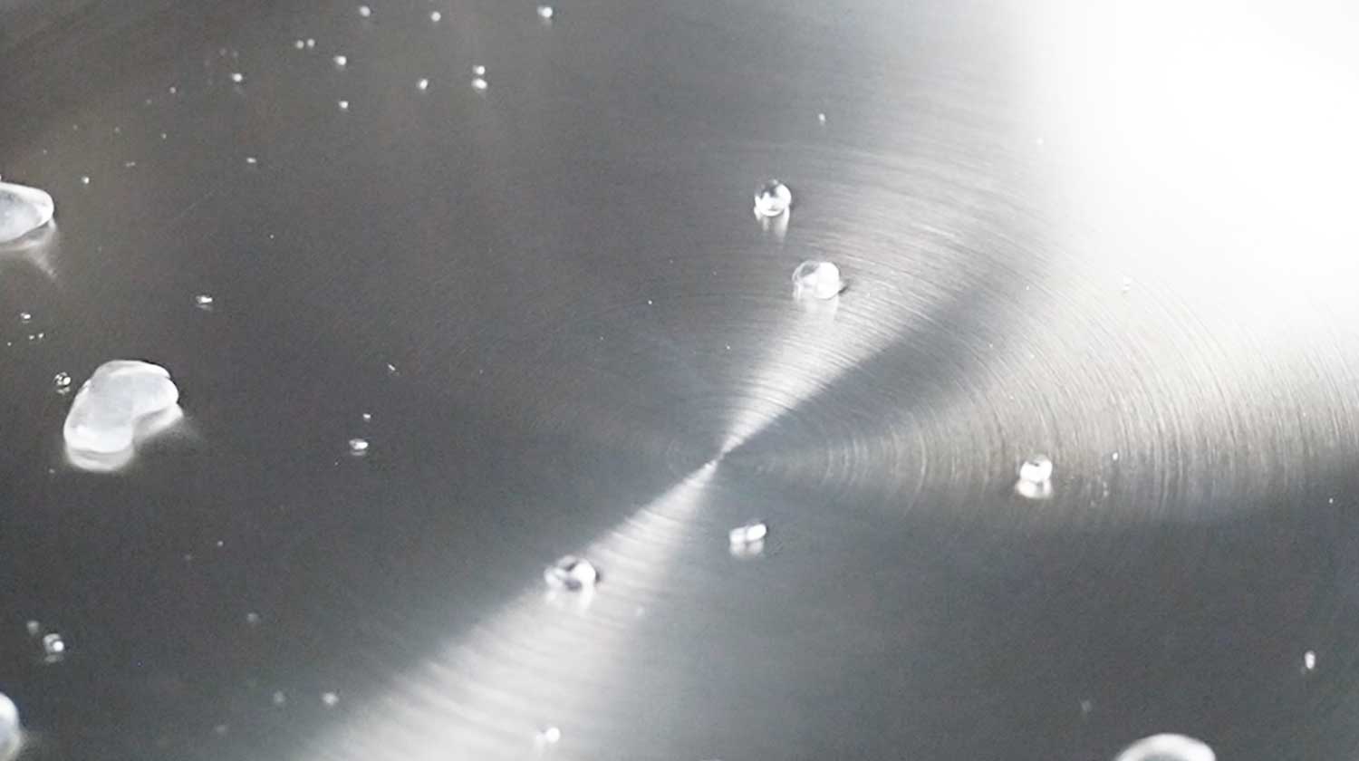 test de la goutte d'eau dans une poêle en inox