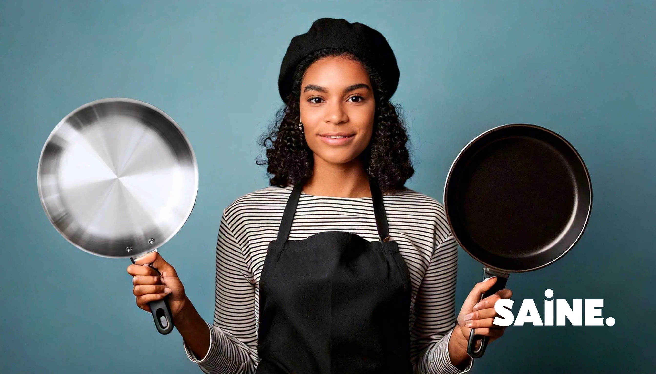 femme qui tient une poele en inox et une une poele en fonte