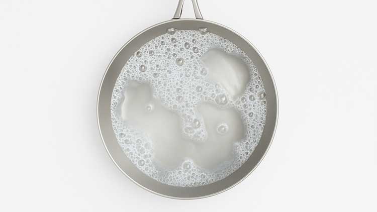 Entretien d'une poêle en inox : Astuces pour un nettoyage facile et sans rayures - SAINE.