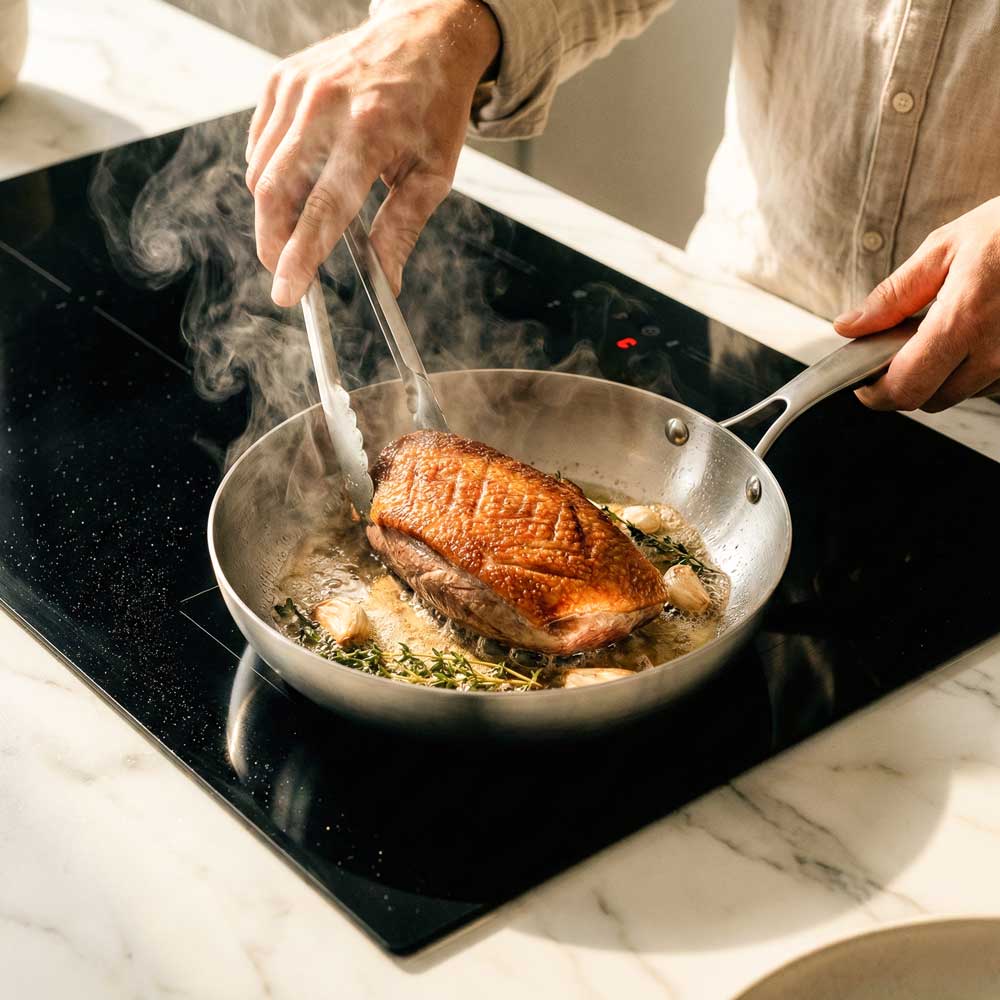 cuisson de canard dans une poele inox