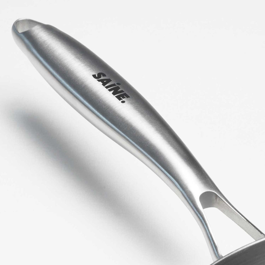 gros plan sur le manche de la poêle en inox Saine
