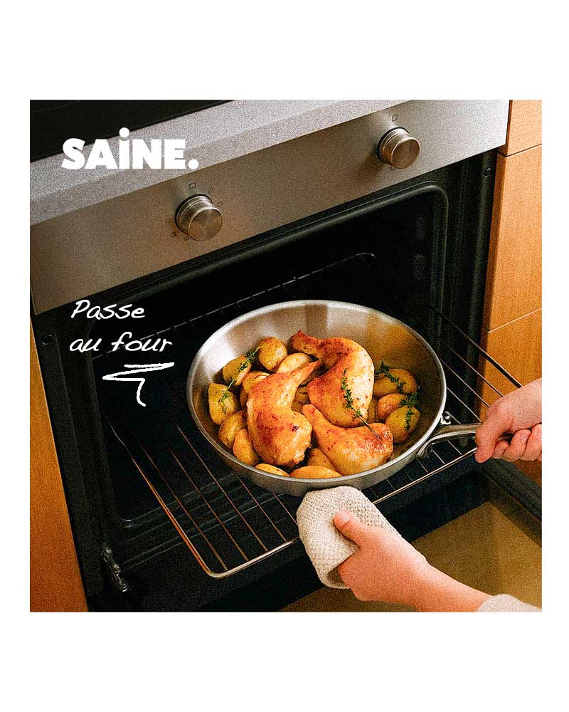 une poele inox sort du four