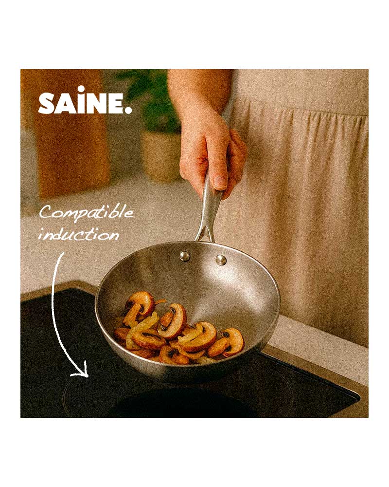 une femme cuit des champignons dans une poêle inox compatible induction