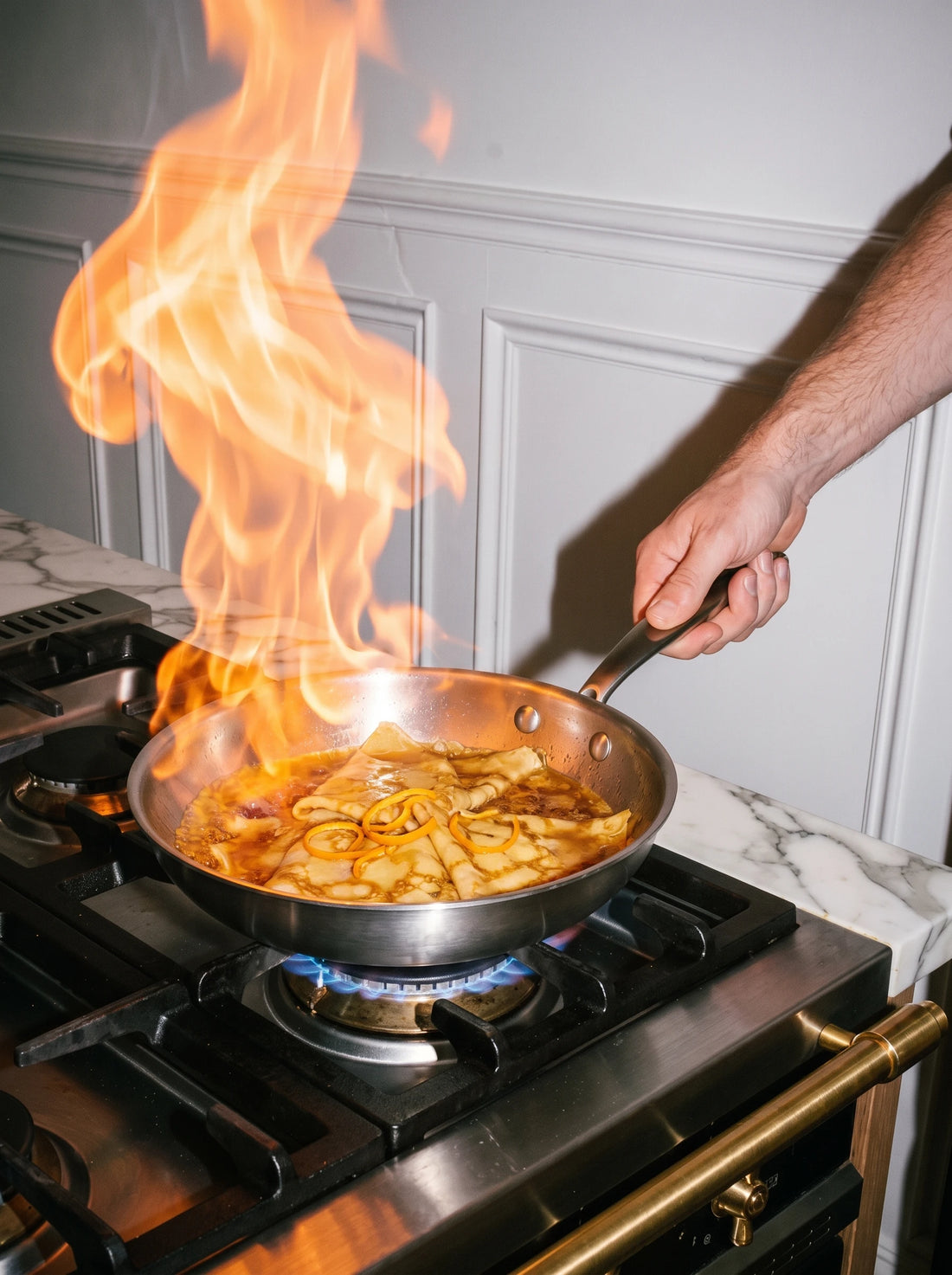 Crêpes Suzette flambées dans une poêle en inox 24 cm SAINE sur feu à gaz