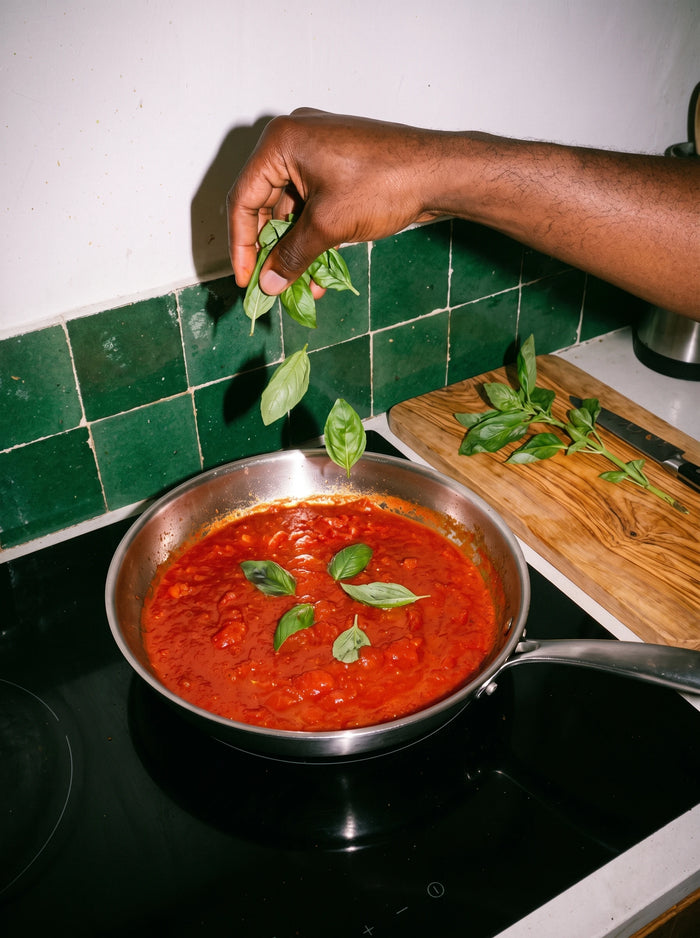 Sauce tomate au basilic frais vue de dessus dans une poêle inox 26 cm SAINE