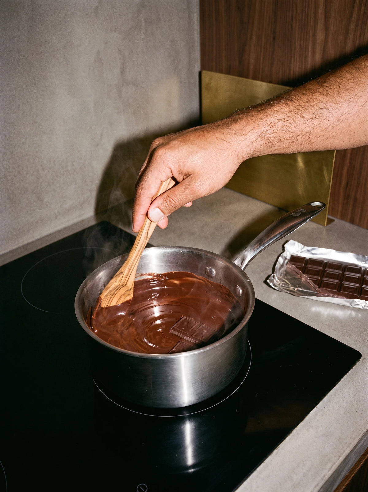 Chocolat fondu remué dans une casserole en inox 16 cm SAINE sans revêtement