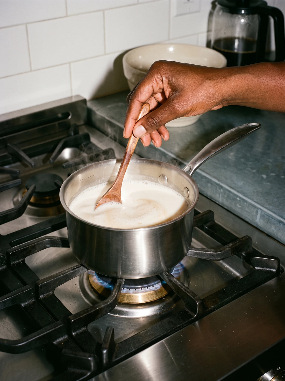 Lait chauffé au fouet dans une casserole en inox 16 cm SAINE sur feu à gaz