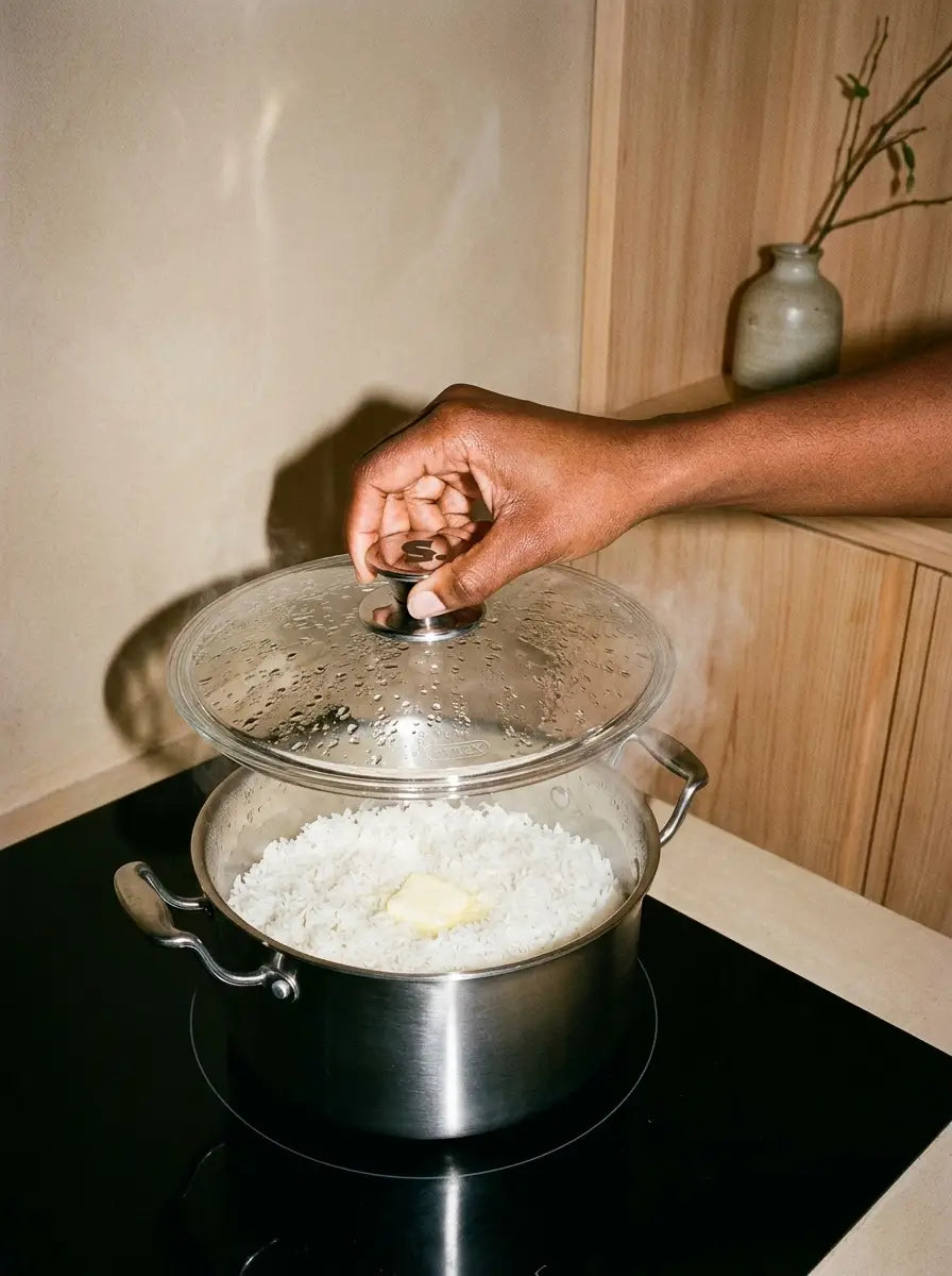 Riz vapeur découvert dans une marmite en inox 20 cm SAINE, couvercle levé