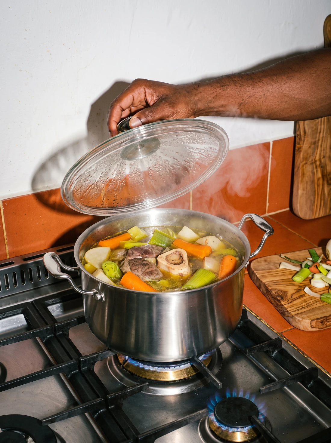 Couvercle levé sur un pot-au-feu mijoté dans une marmite inox 24 cm SAINE