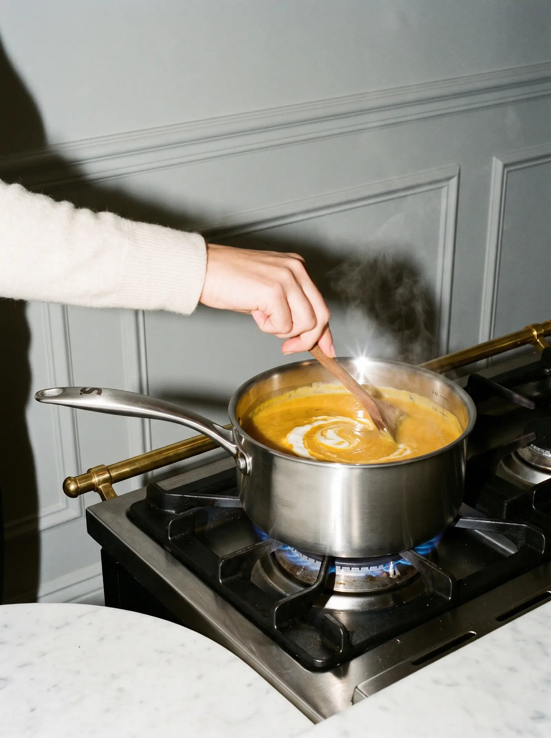 Velouté de potimarron mijoté dans la casserole inox 20 cm SAINE sur feu gaz