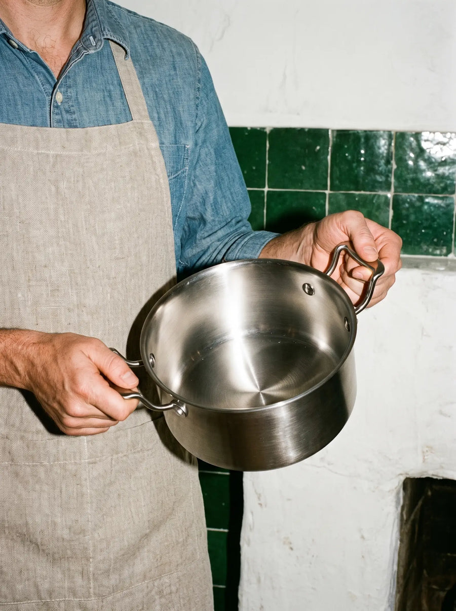 Marmite inox 20 cm SAINE portée par ses deux anses rivetées