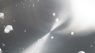 test de la goutte d'eau dans une poêle en inox
