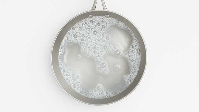 Entretien d'une poêle en inox : Astuces pour un nettoyage facile et sans rayures - SAINE.