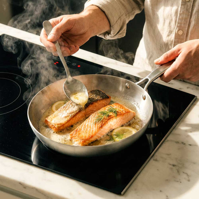 cuisson de saumon dans une poêle en inox sur des plaques à induction