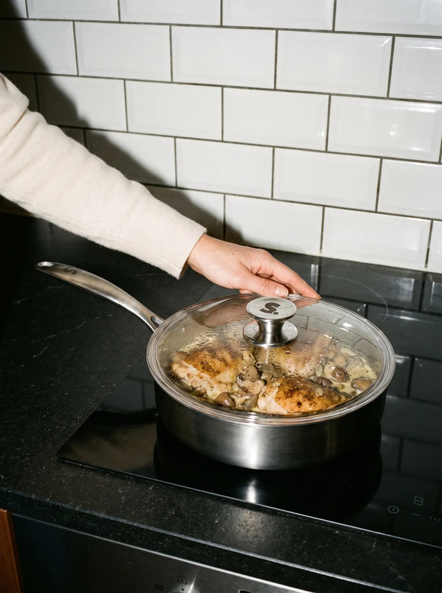 Poulet à la crème cuit à couvert dans une sauteuse inox SAINE 24 cm fabriquée en France
