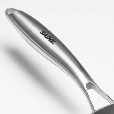 gros plan sur le manche de la poêle en inox Saine