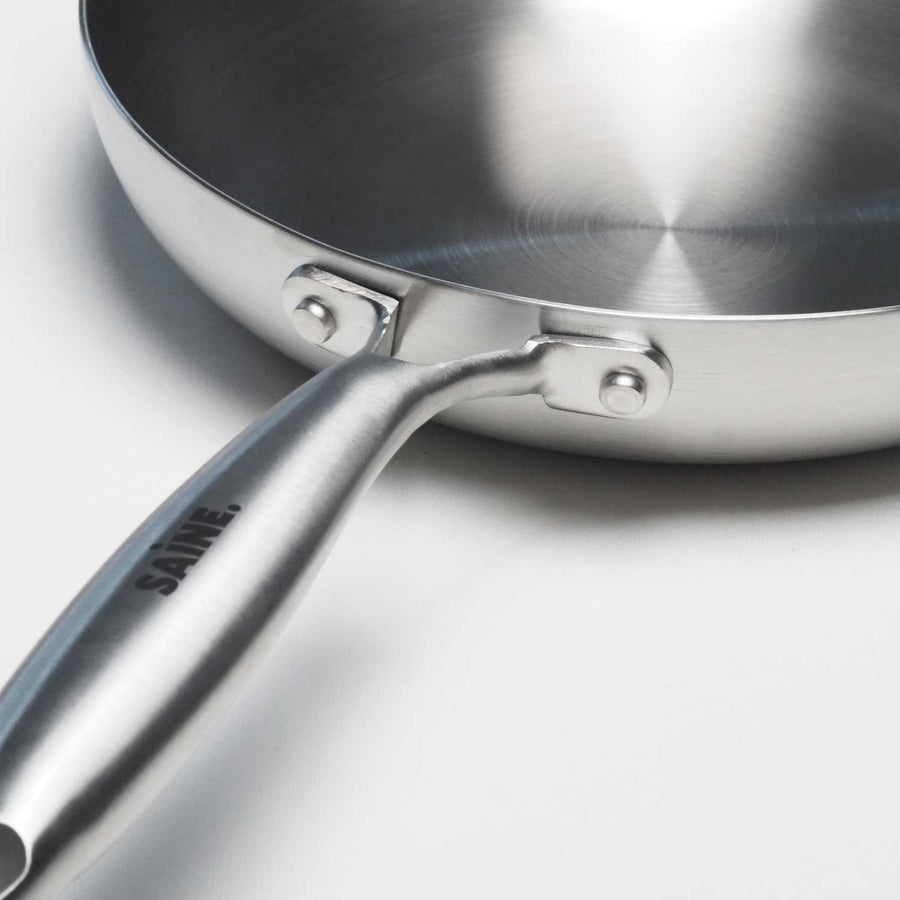 manche riveté de la poêle en inox Saine