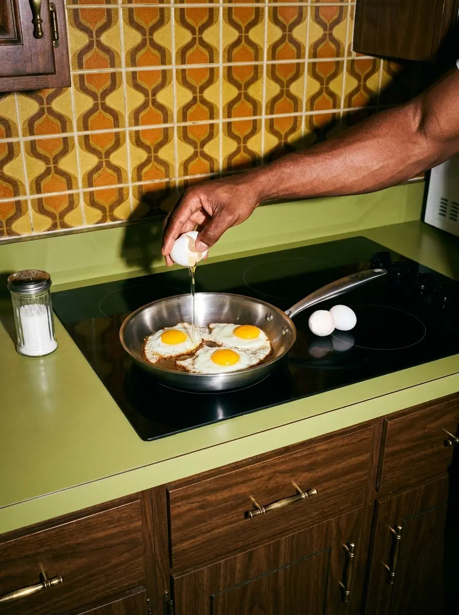 Quatre œufs au plat cuits sans accroche dans une poêle inox 24 cm SAINE