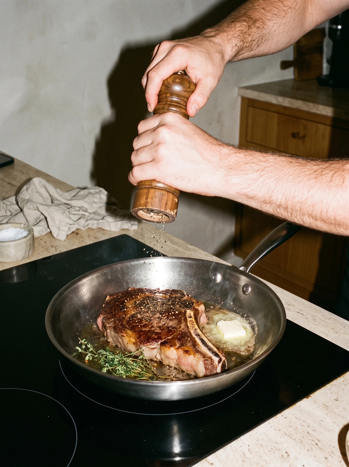 Côte de bœuf saisie dans une poêle inox 28 cm SAINE sur plaque à induction