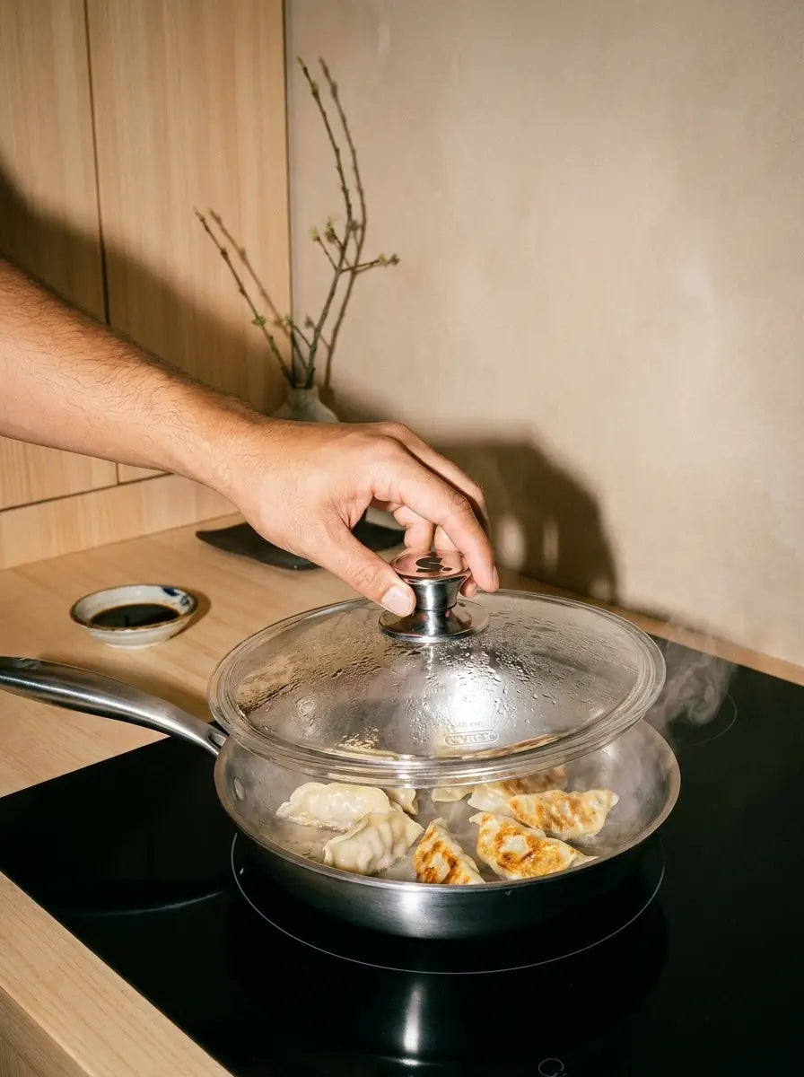 Dumplings cuits à la vapeur sous couvercle dans une poêle inox 20 cm SAINE