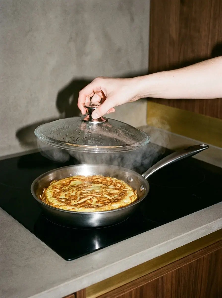 Tortilla cuite à couvert dans une poêle en inox 20 cm SAINE, couvercle levé