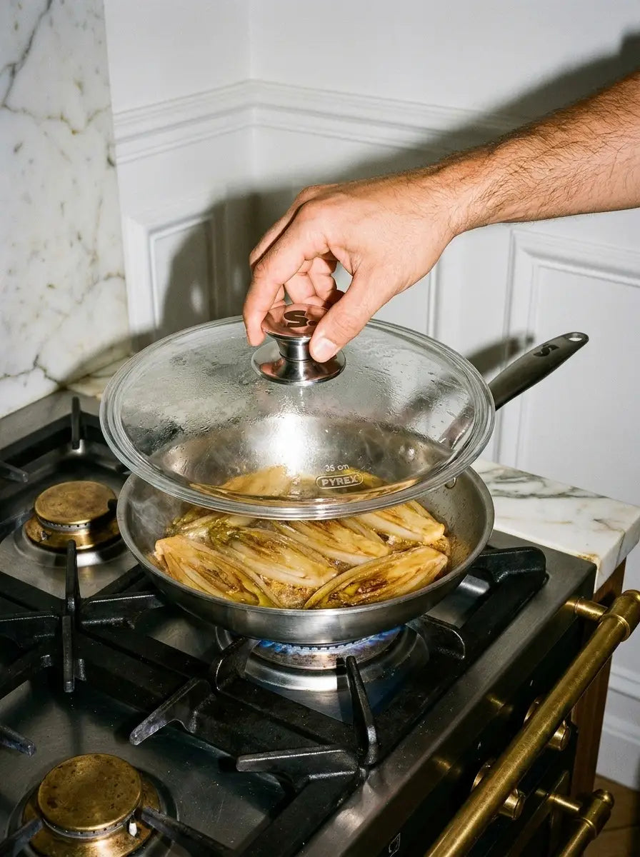 Endives braisées, couvercle entrouvert sur une poêle en inox 26 cm SAINE