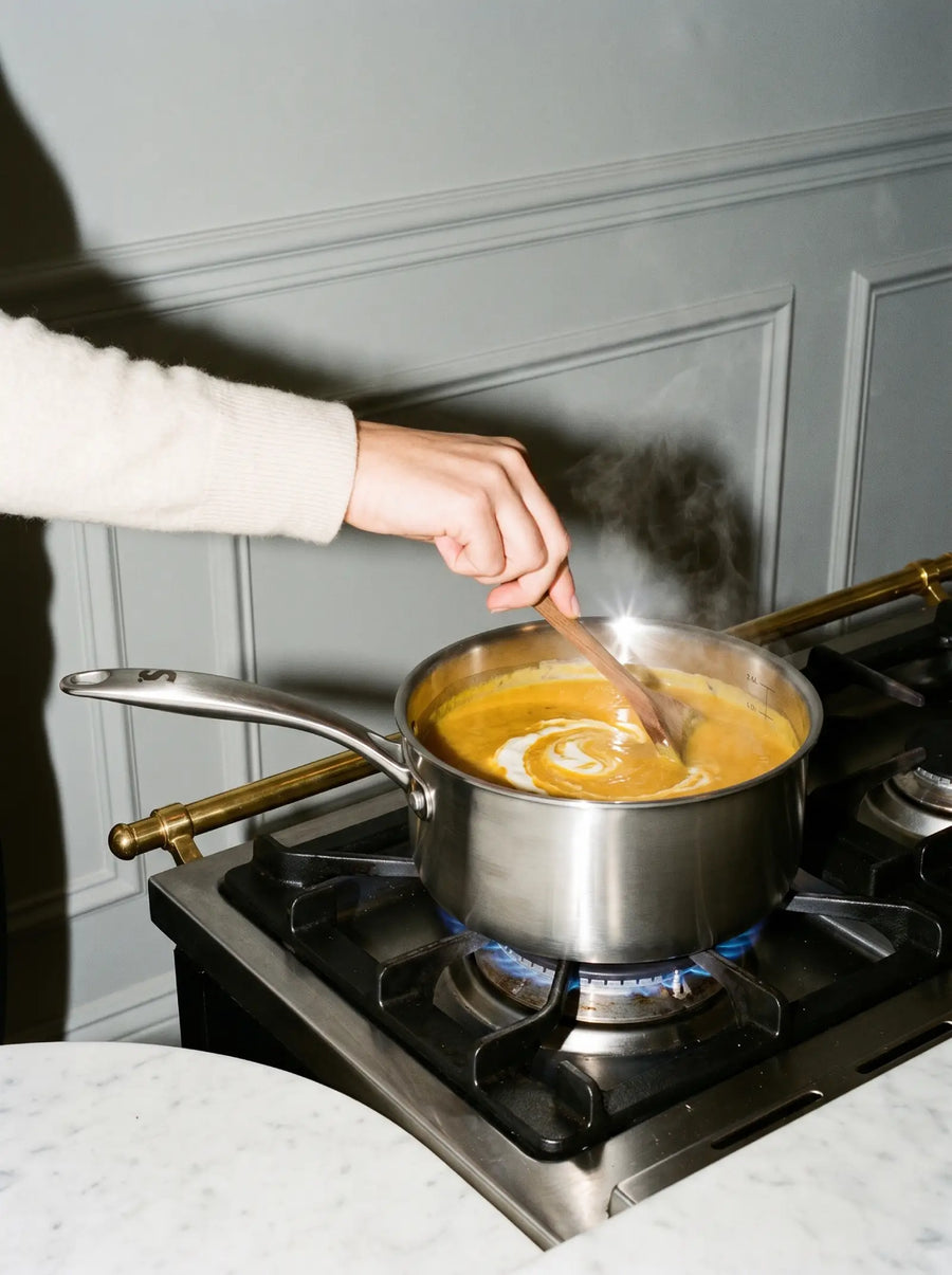 Velouté de potimarron mijoté dans la casserole inox 20 cm SAINE sur feu gaz