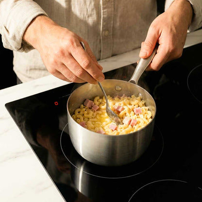 cuisson de pates coquilettes au jambon dans une petite casserole inox
