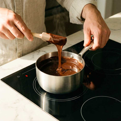 du chocolat est en train de fondre dans une casserole en inox