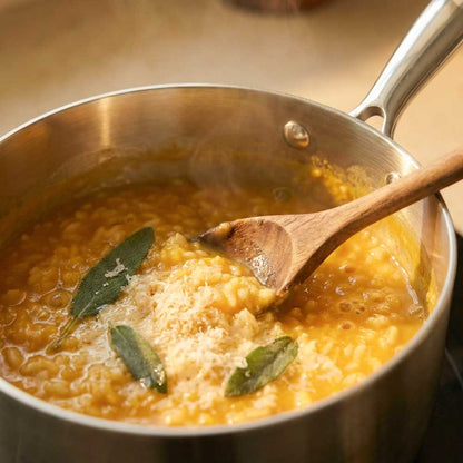 gros plan sur un risotto dans une casserole inox