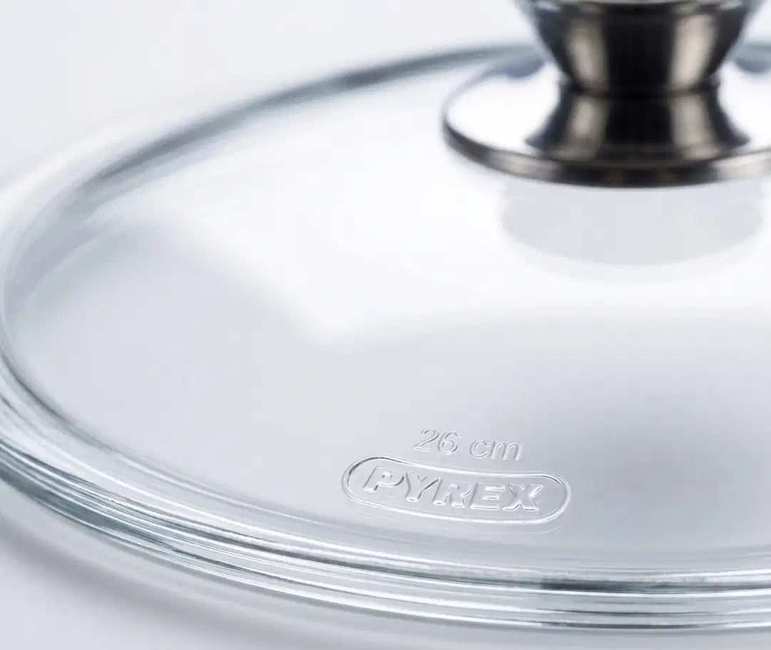 gros plan sur le logo PYREX d'un couvercle en verre d'une poele inox SAINE