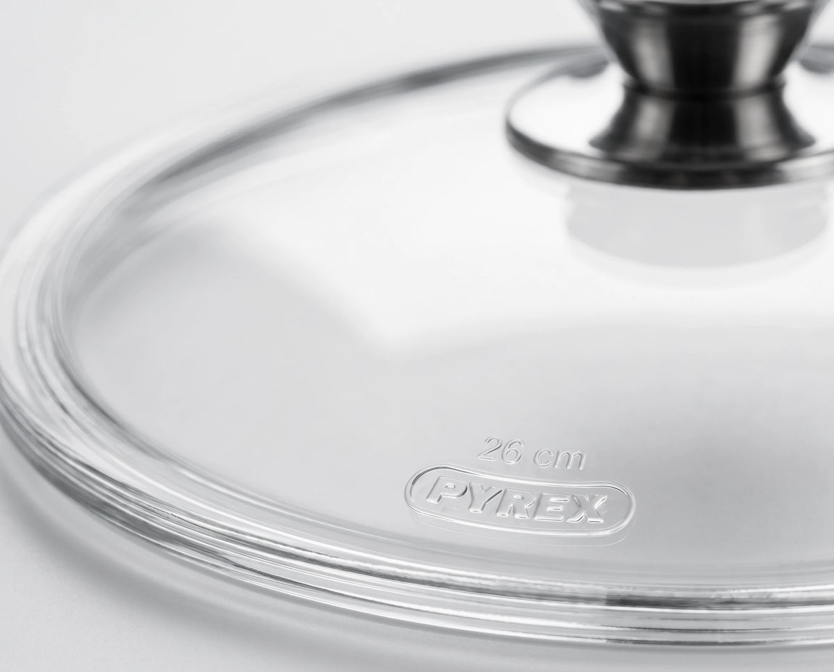 Gros plan sur le marquage Pyrex d'un couvercle en verre trempé SAINE pour poêle inox