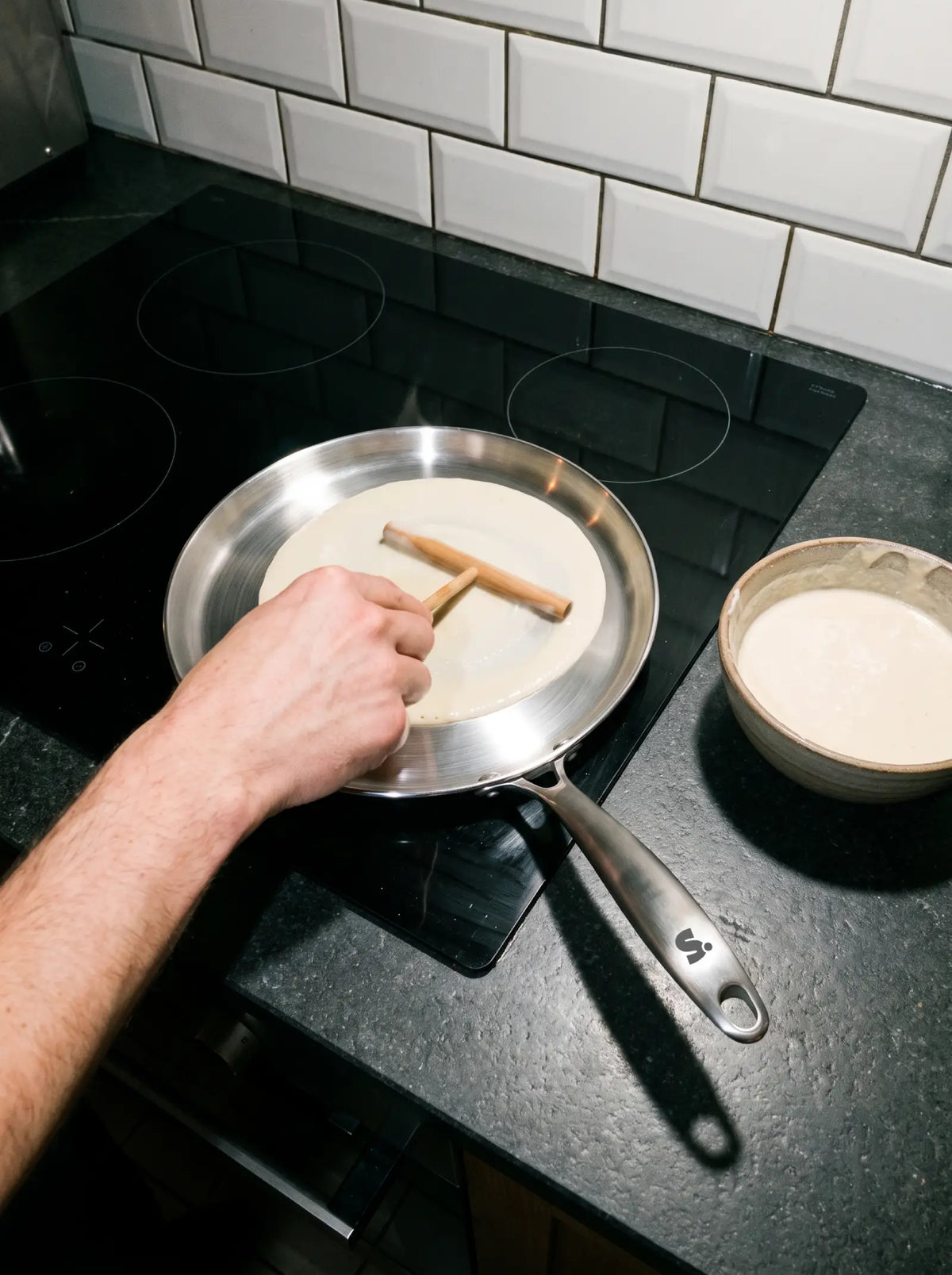 Pâte à crêpe étalée au rozell dans la crêpière inox 26 cm SAINE sur plaque induction