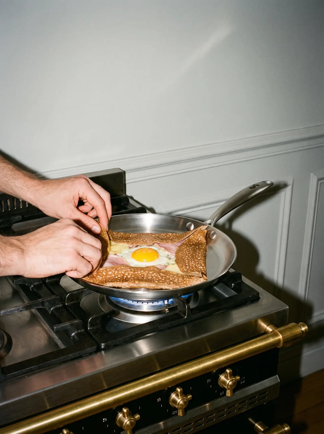 Galette complète jambon oeuf fromage pliée dans la crêpière inox 26 cm SAINE