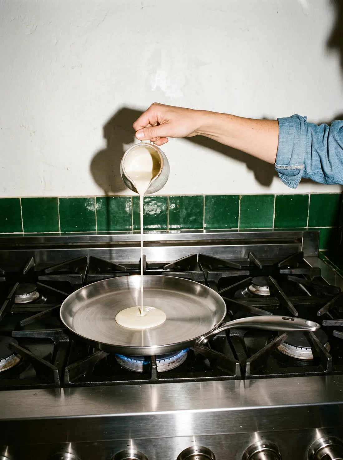 Pâte à crêpes versée au pichet dans la crêpière inox 26 cm SAINE