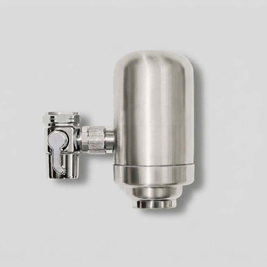 Filtre à eau robinet SAINE en inox brossé sur fond gris, vue packshot