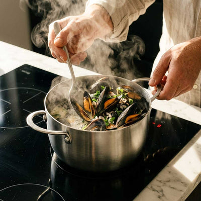 cuisson de moules dans une marmite inox