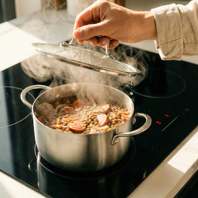lentille saucisse dans une petite marmite inox
