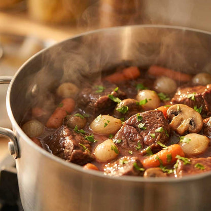 boeuf bourguignon en train de cuire dans une marmite inox