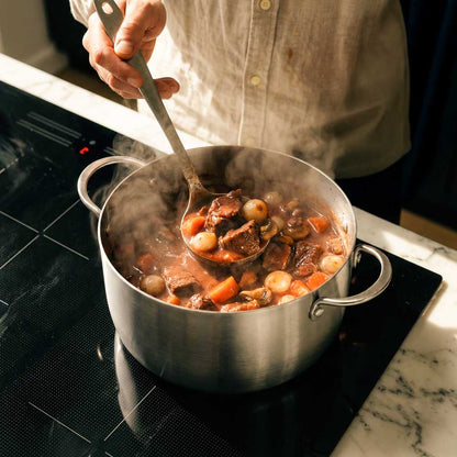 boeuf bourguignon dans une grande marmite en inox