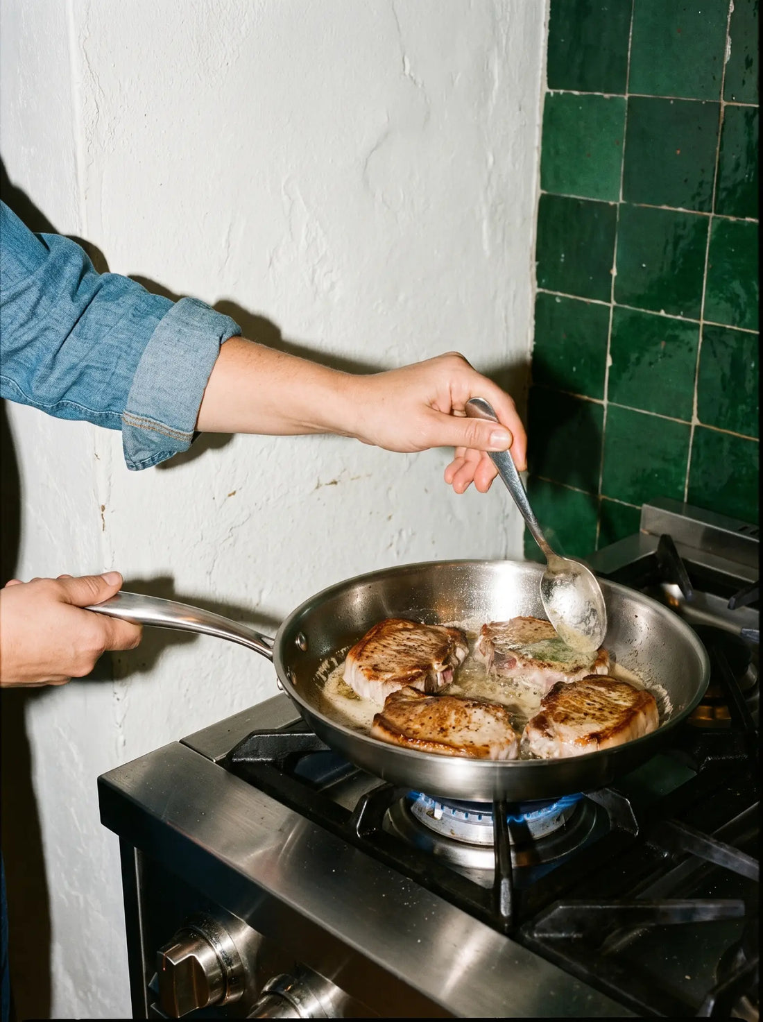 Côtes de porc arrosées au beurre à la cuillère dans la poêle inox 30 cm SAINE sur feu gaz