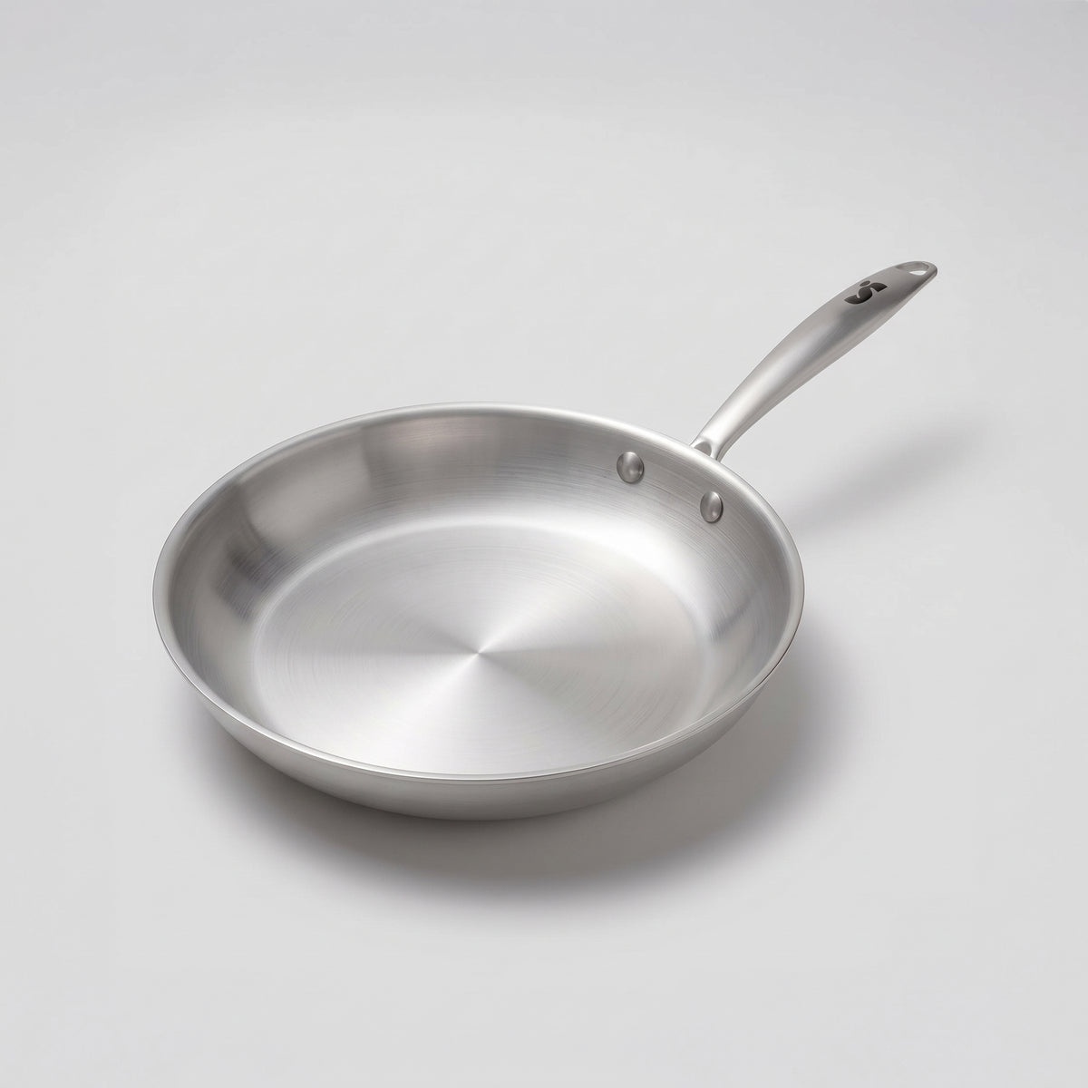 Poêle inox 30 cm SAINE fabriquée en France, inox 18/10 tri-ply compatible induction, vue de trois quarts