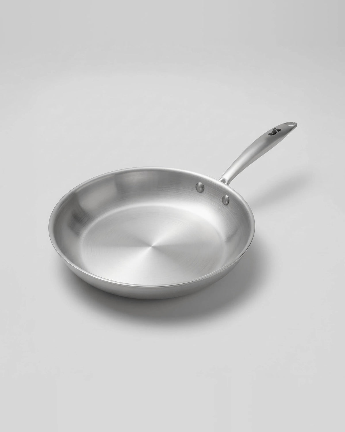 Poêle inox 30 cm SAINE fabriquée en France, inox 18/10 tri-ply compatible induction, vue de trois quarts