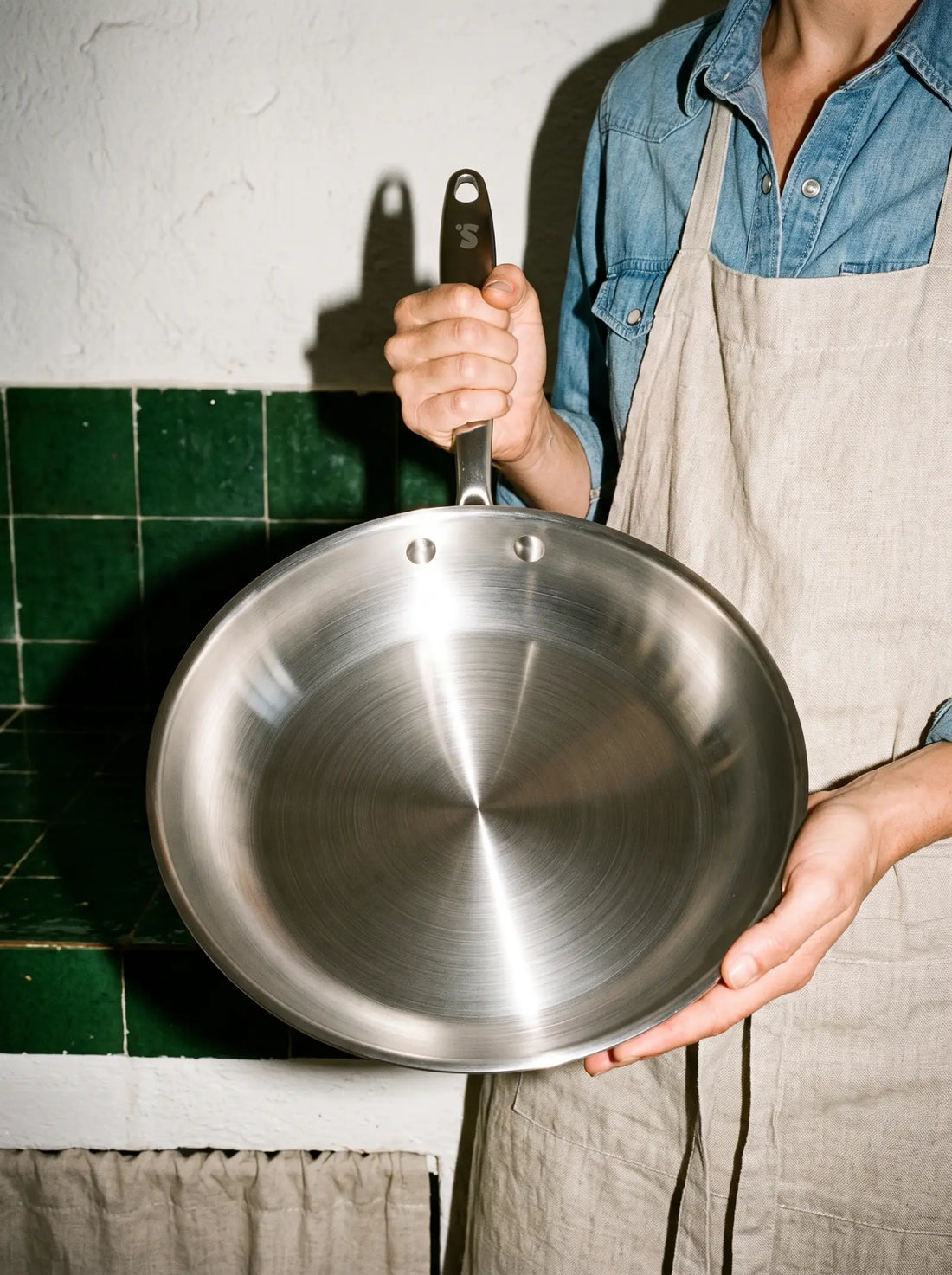 Poêle inox 32 cm SAINE tenue à deux mains, le grand format pour 6 personnes et plus