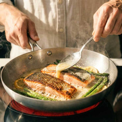 cuisson de saumon dans une pole en inox