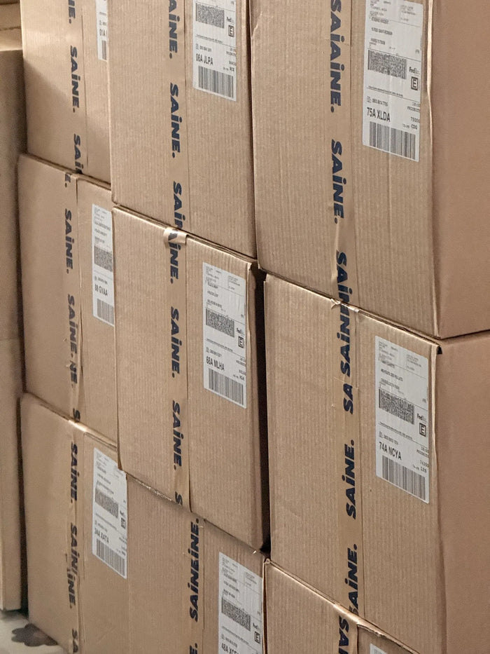 Cartons SAINE étiquetés et empilés, prêts à partir de l'entrepôt logistique